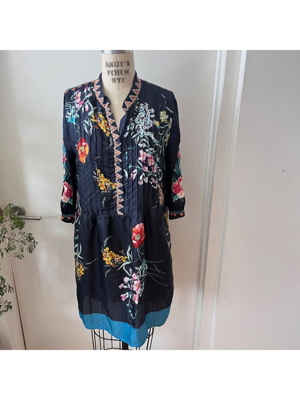 JOHNNY WAS Silk‎  Embroidered Navy Boho Dress/Tunic Size Small